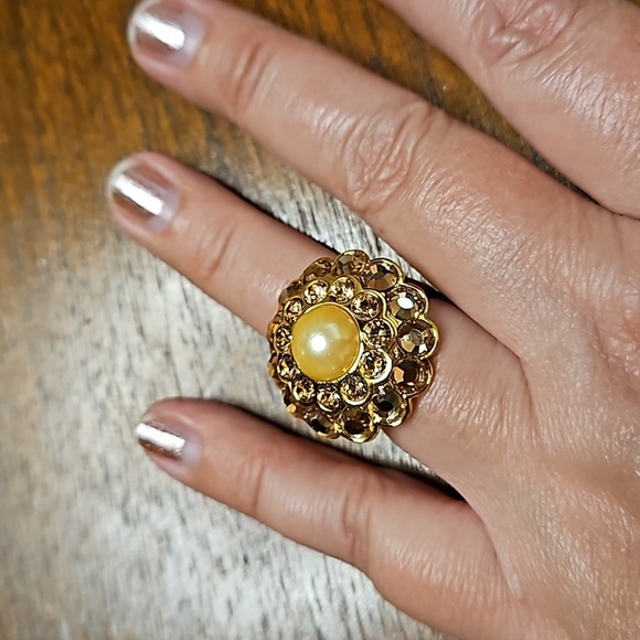 💕ST. JOHN💕 Statement Cocktail Ring ~ Imitation Pearl Gold Jewels 8 NWOT - Picture 1 of 12